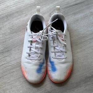 PUMA Kids' Future 8 Play soccer shoes